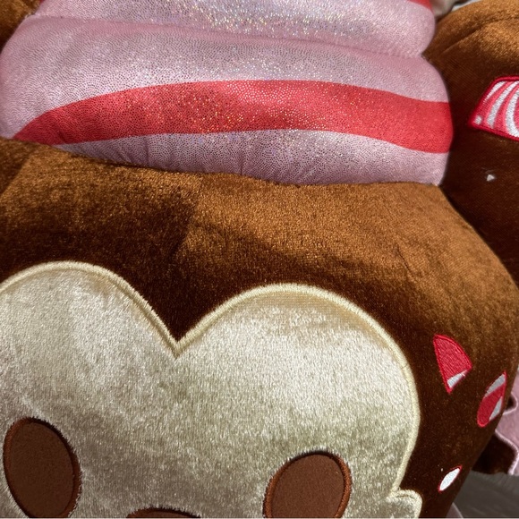 Disney Mickey Mouse Peppermint Bark Cupcake Munchling - Picture 5 of 9